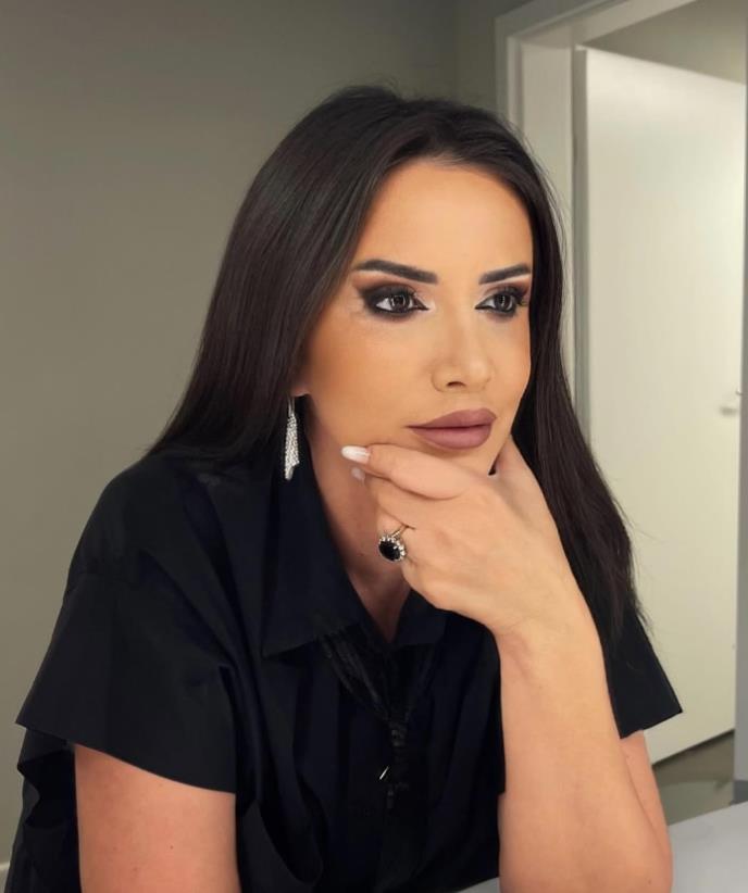 Novinarka Mara Banica u crnoj majici na kratke rukave.jpg