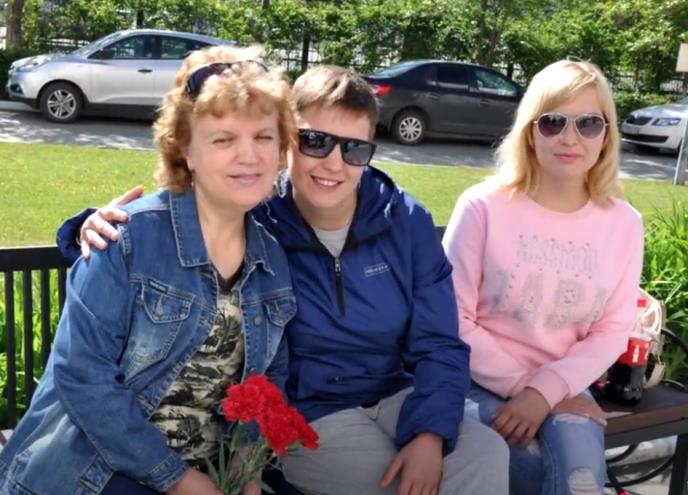 Majka Vera sa sijamskim bliznakinjama Anom i Tanjom.jpg