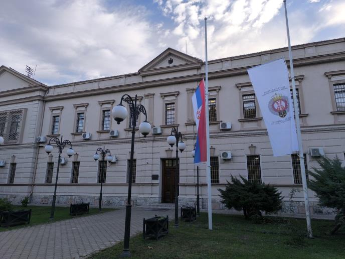 FOTO UIKS, zastave spuštene na pola koplja ispred upravne zgrade KPZ Sremska Mitrovica povodom Dana žalosti u tom gradu.jpg