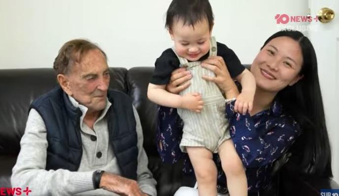 Doktor Džon Levin sa sinom i suprugom.jpg