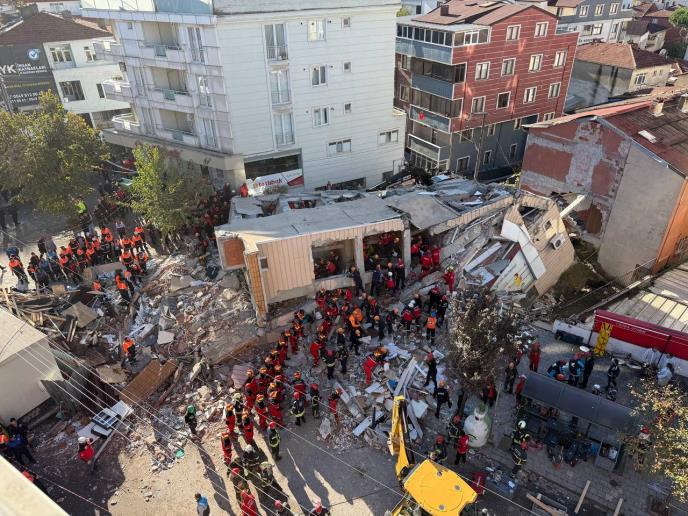 Turska srušila se zgrada