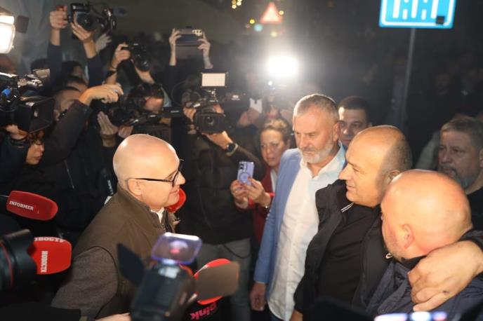 Вечерас сам испред Народне скупштине дочекао нашег хероја Милана Богдановића.После рањавања и те (2).jpg