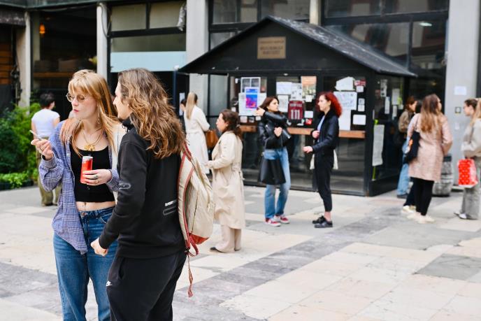 Studenti ispred filozofskog fakulteta u Beogradu
