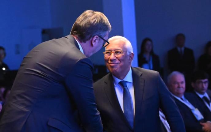 Aleksandar Vučić se rukuje