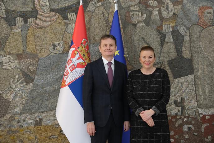 Darko Glišić i komesarka za izbeglice i migracije Nataša Stanisavljević uručili su predstavnicima jedinica lokalne samouprave  ugovore