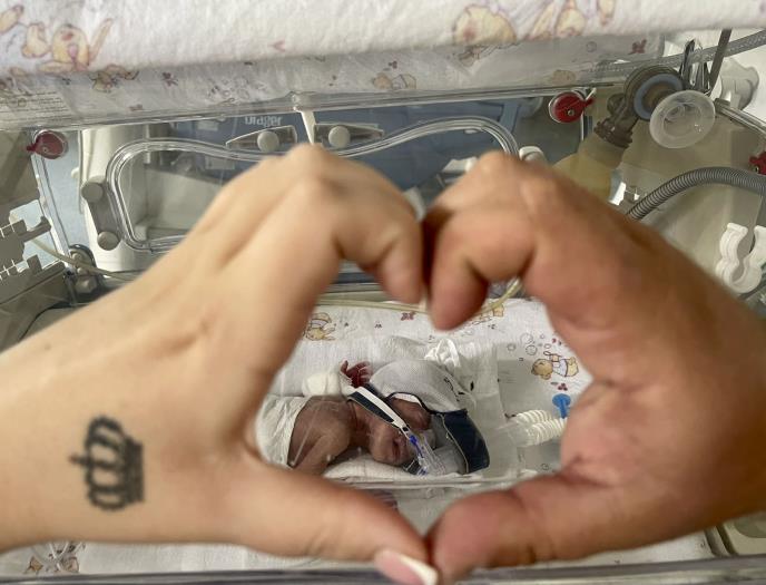 Kruna prevremeno rođena beba u inkubatoru