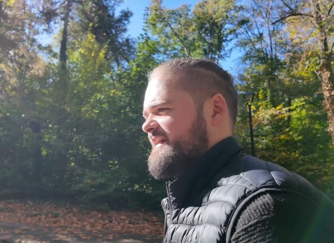 Bejzil šeta Beogradom i govori o prvim utiscima (2).png