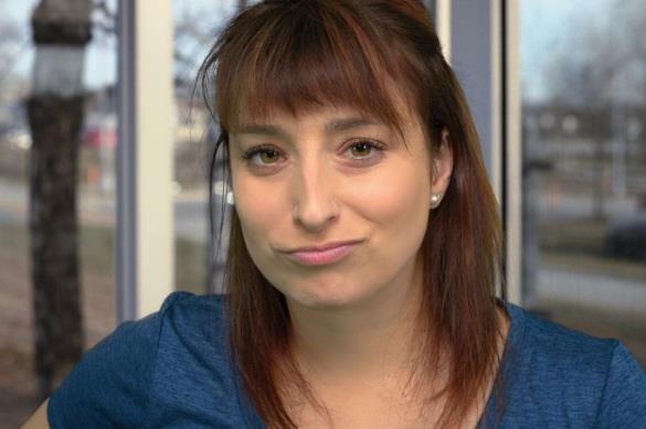 Žena ozbiljnog lica u plavoj majici