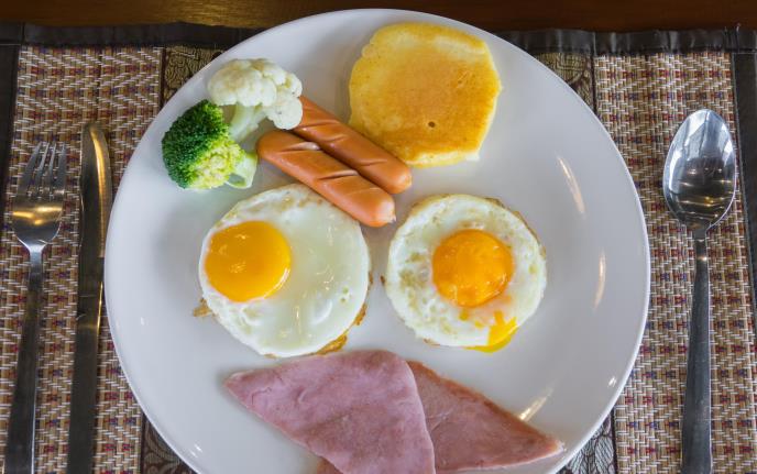 jaje na oko na tanjiru za doručak
