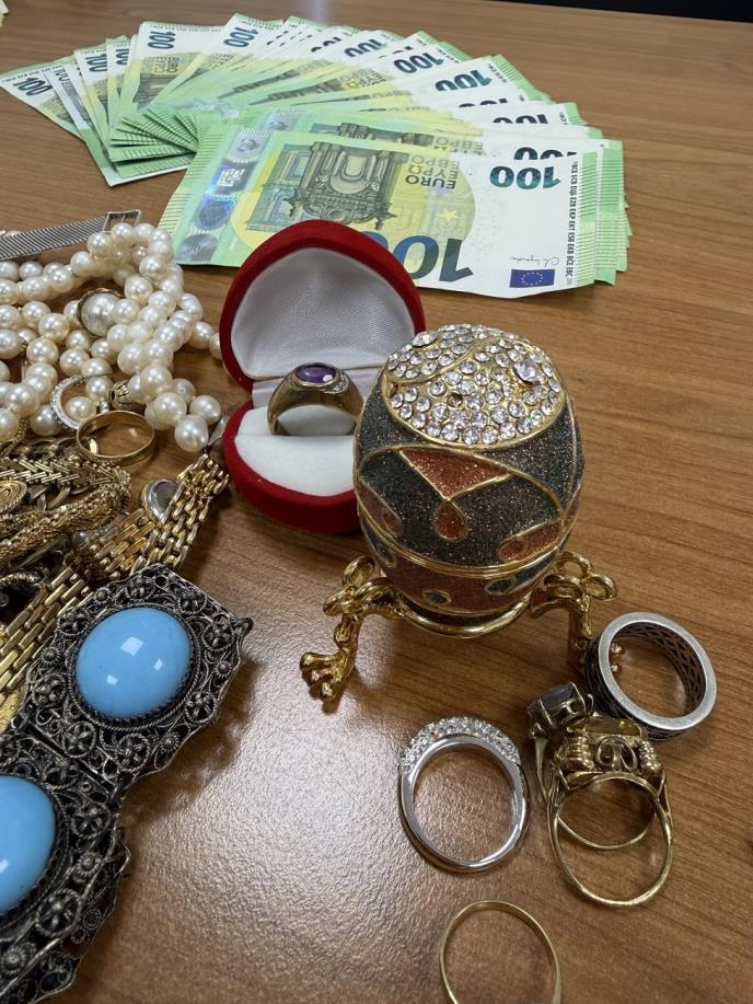 Carina zaplena zlato