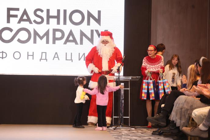 Deda Mraz dodela poklona 2.JPG