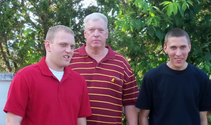 Tajler Hedli sa bratom i ocem Foto: printscreen/youtube/COURT TV