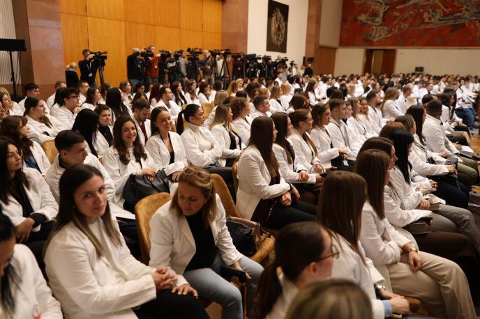 Dodela ugovora o radu najboljim diplomcima medicinskih fakulteta i srednjih medicinskih škola