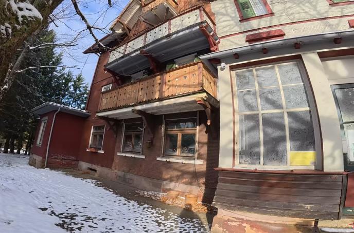 Alen Banković istražuje napušteni planinski hotel u Švarcvaldu, gde su sačuvane lične stvari i priče bivših vlasnika (1).png