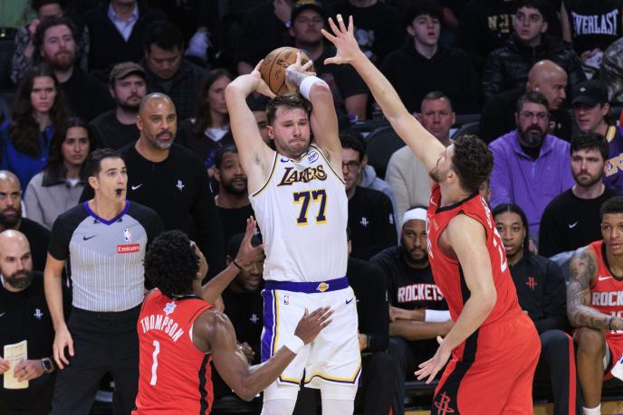 Luka Dončić na meču Lejkersi - Hjuston