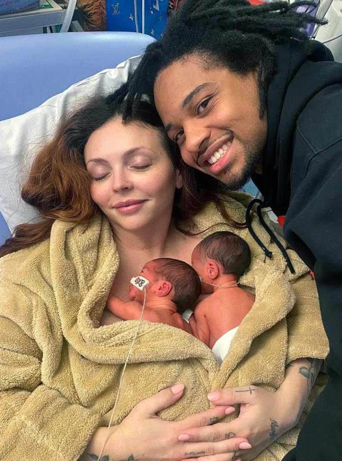 Džesi Nelson i njen verenik drže bliznakinje Oušn Džejd i Stori Monro u naručju