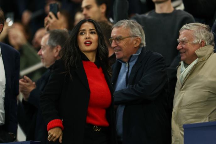 Salma Hajek u loži stadiona u Renu