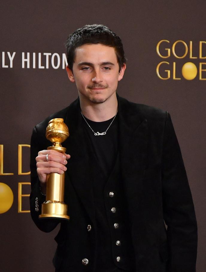 Timoti Šalame sa Zlatnim globusom na dodeli nagrada u Holivudu