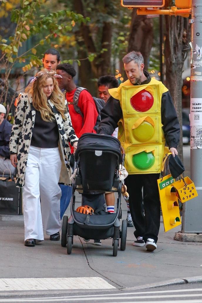 Dženifer Lorens sa suprugom, galeristom Kukom Maronijem i sinom