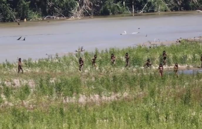 Nekontaktirano amazonsko pleme izlazi na plažu (1).jpg