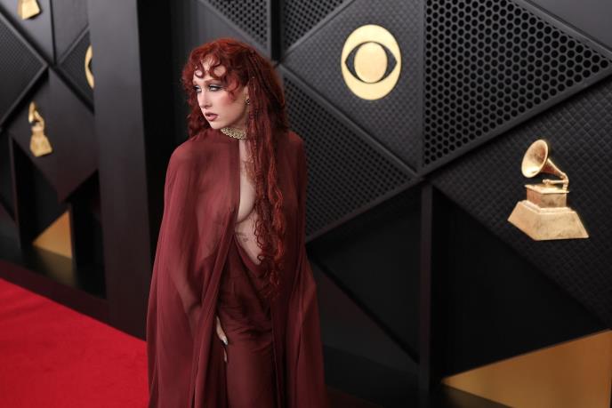 Čapel Roun na crvenom tepihu Gremi nagrada u provokativnoj haljini