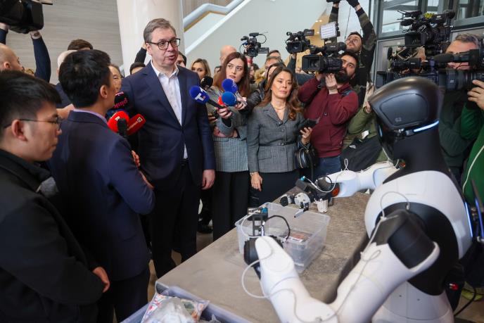 Aleksandar Vučić Agibot robot (4).jpeg