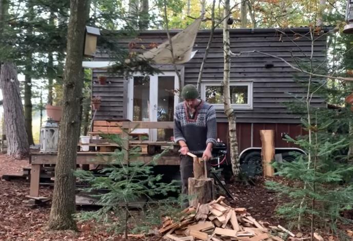 Andres Bojzen cepa drva u šumi.jpg