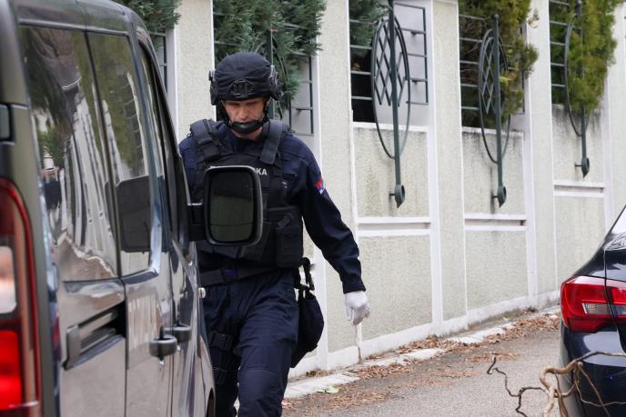 Zdravko Čolić bačena bomda vila Dedinje (7).jpeg