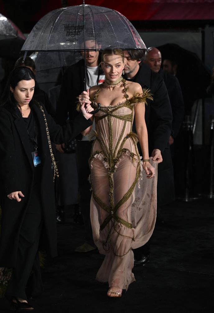 Margo Robi na londonskoj premijeri filma „Orkanski visovi“ u zelenoj korset haljini