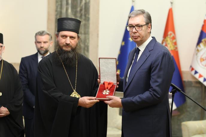 Aleksandar Vučić Episkop Sergije (1).jpeg