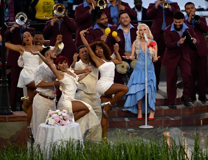 Lejdi Gaga je na Superboulu 2026. izvela salsom inspirisanu verziju pesme Die With a Smile