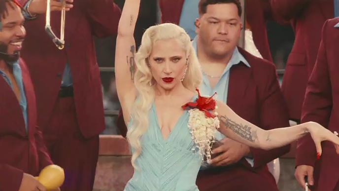 Lejdi Gaga je na Superboulu 2026. izvela salsom inspirisanu verziju pesme Die With a Smile