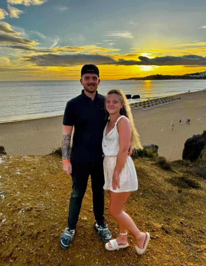 Šejn i Sara iz Velsa napustili su svoje standardne poslove i sada žive u kampu (5).png