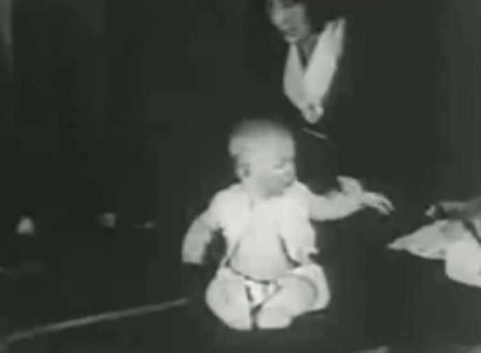 Snimak psihološkog eksperimenta „Mali Albert“ iz 1920. godine u kojem je beba uslovljavana da se plaši belog pacova (1).jpg