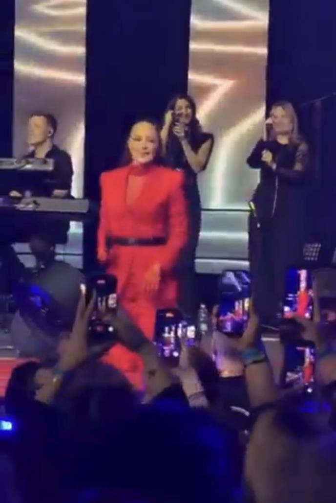 Aleksandra Prijović pala na bini