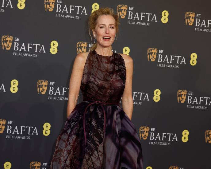 Džilijen Anderson u haljini Roksande Ilinčić na BAFTA nagradama