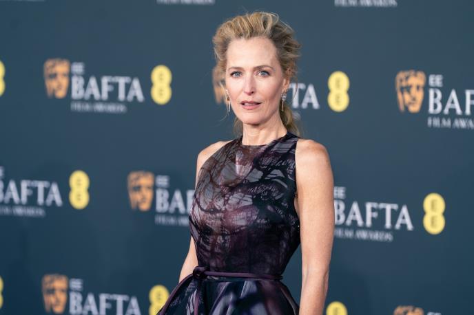 Džilijen Anderson u haljini Roksande Ilinčić na BAFTA nagradama
