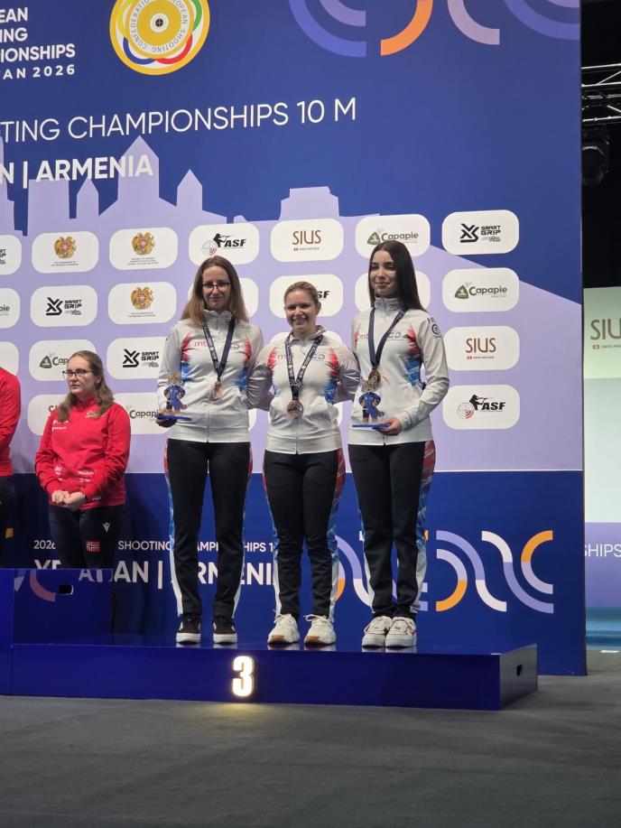 Srbija_bronza_puska_zene (2).jpg