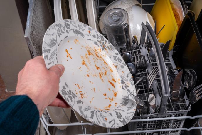 Prljavi sudovi u mašini za pranje posuđa