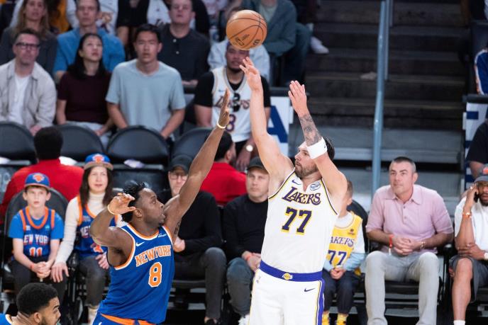Luka Dončić na meču Los Anđeles Lejkersi - Njujork Niksi
