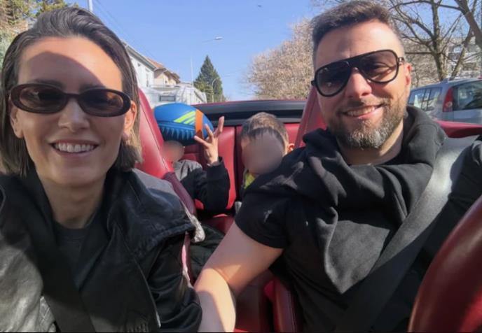 Ana Bebić pozira s mužem