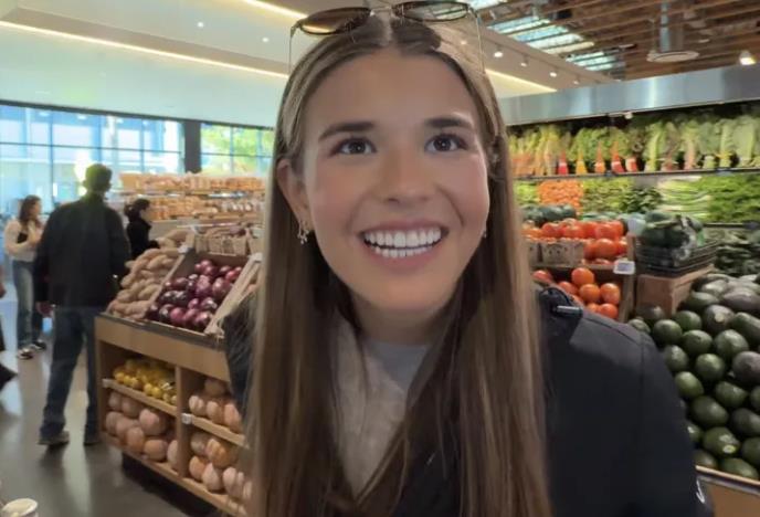 Kai Tramp kupuje u luksuznoj prodavnici Erevon u Los Anđelesu (2).PNG