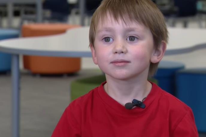 Petogodišnji dečak u simulatoru letenja tokom posete sedištu aviokompanije (1).PNG