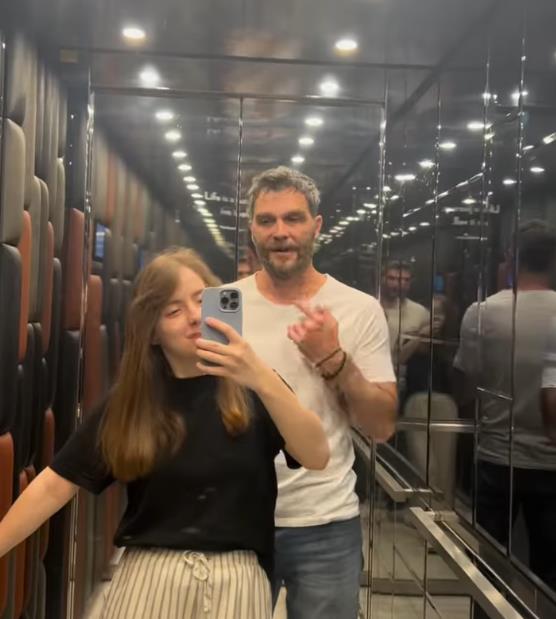 Glumac Vahidin Prelić u vezi sa 23 godine mlađom Bojanom (6).png