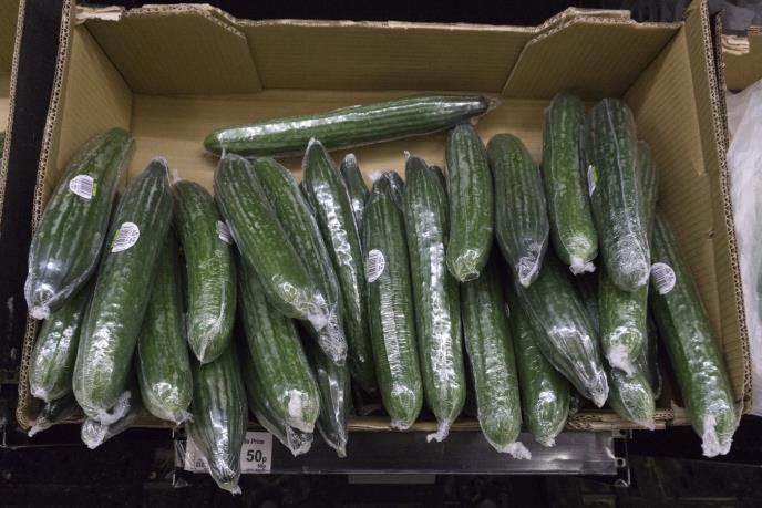 Krastavci u prodavnici umotani u plastičnu foliju radi očuvanja svežine