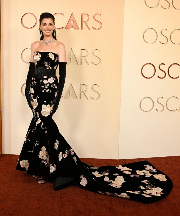 En Hatavej na crvenom tepihu Oskara 2026 izazvala pažnju zbog izgleda lica