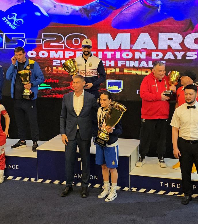 Sara sa peharom za najbolju bokserku