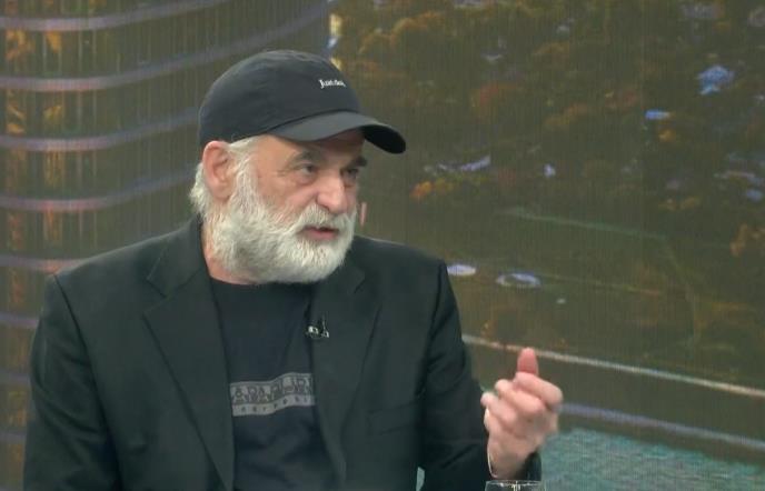 Branislav Lečić sa dugom sedom bradom i kačketom u novom, neprepoznatljivom izdanju