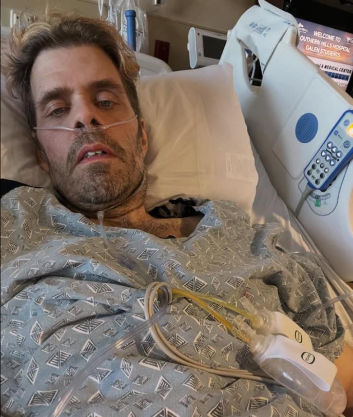 Perez Hilton u bolničkom krevetu tokom oporavka u Las Vegasu (6).png