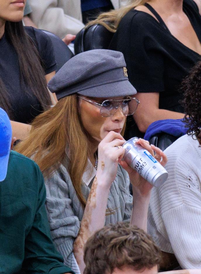 Manekenka Vini Herlou na NBA utakmici